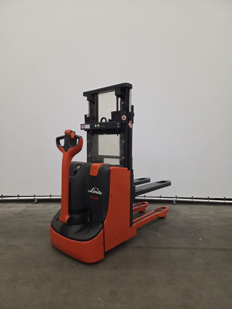 Linde Stapelaar D08