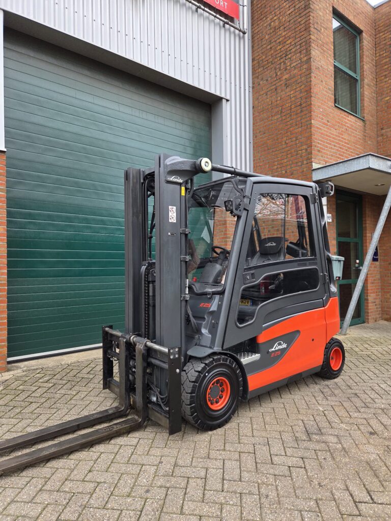 LINDE E25L-01 (387) 2014 HEFTRUCK MET CABINE SIDESHIFT EN VORKVERSTELLER LINDE E25L-01 (387) 2014 HEFTRUCK MET CABINE SIDESHIFT EN VORKVERSTELLER